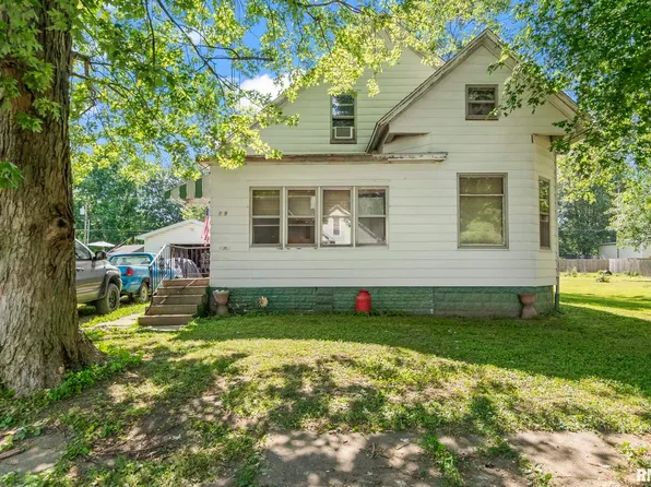 215 N Wilson St, Girard, IL 62640