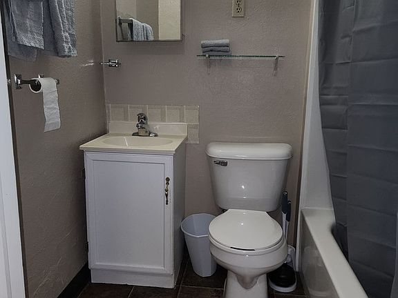 4th image of 312 N Lawler St #9