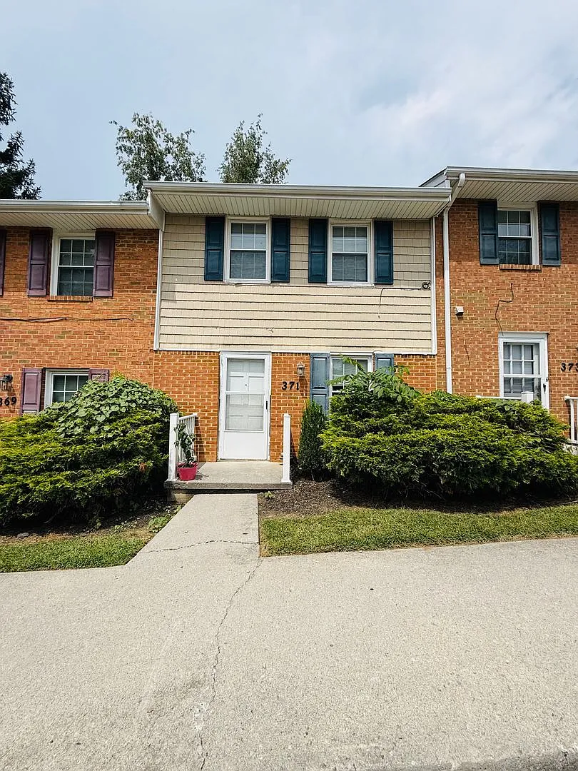 2 Bedroom, 1.5 Bath Townhouse — Photo 1