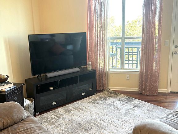 5th image of 800 North St APT 52