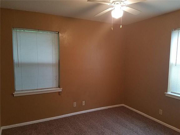 5th image of 1709 E Park Row Dr