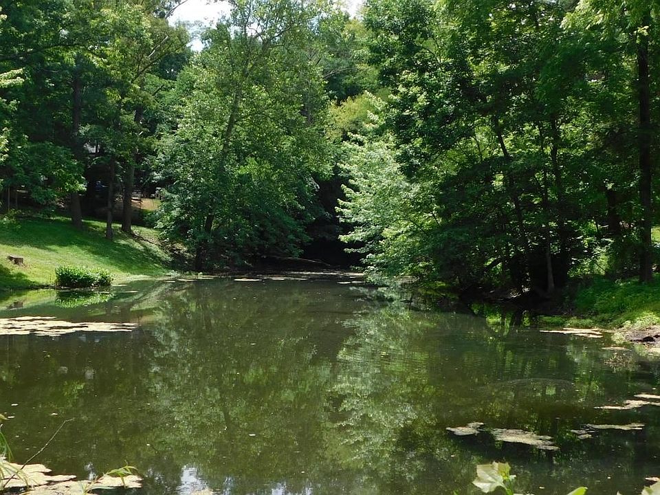 2nd image of 104 W Secluded Ln
