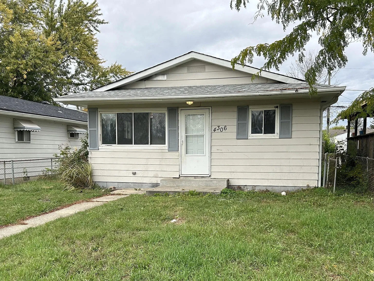 4306 Hoyt Ave — Photo 2