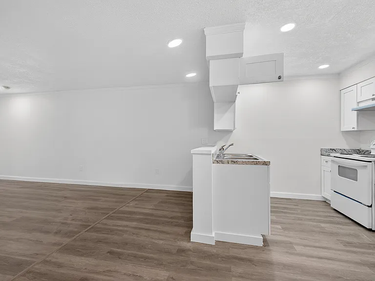 321 SE Blvd N #2 — Photo 6