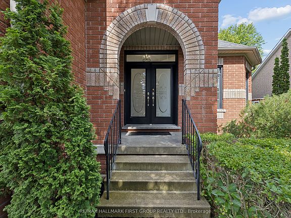 2nd image of 2352 Canterbury Cres