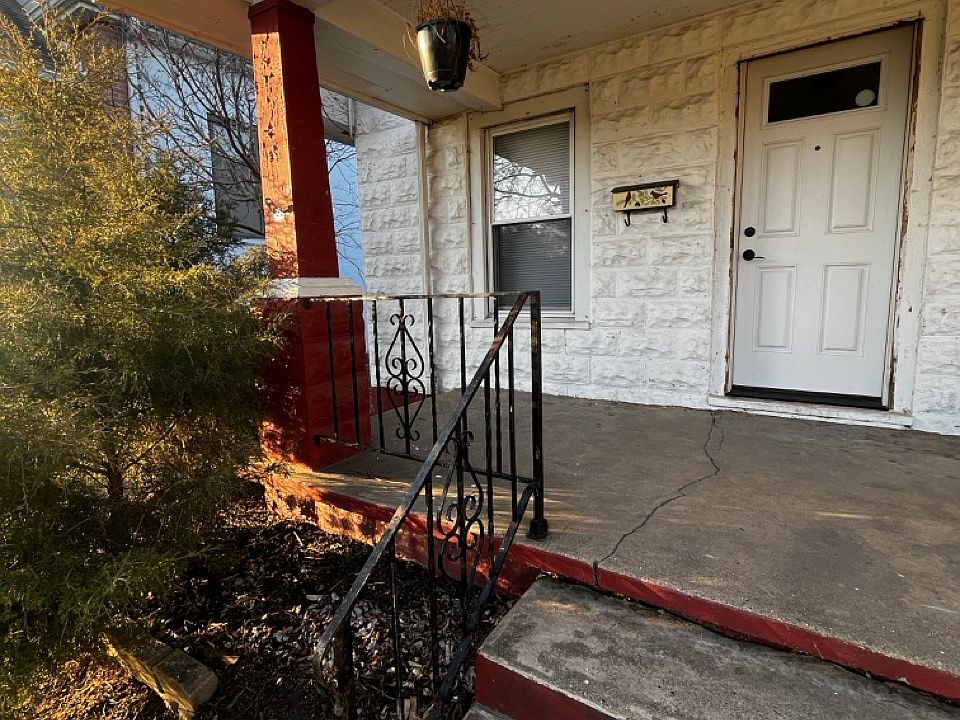 1st image of 106 E Broadway St