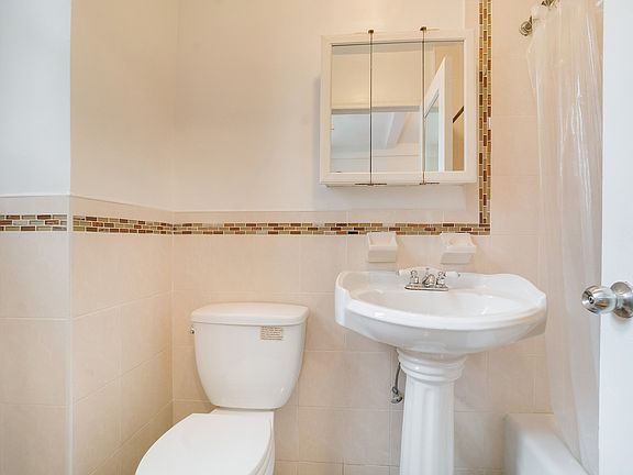 4th image of 157 E 72nd St APT 3I