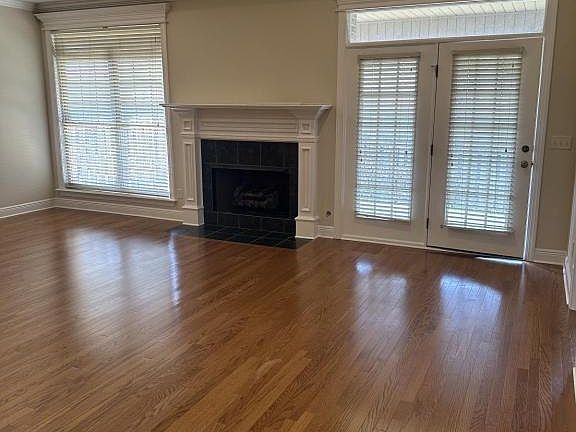 3rd image of 711 Greenbriar Dr