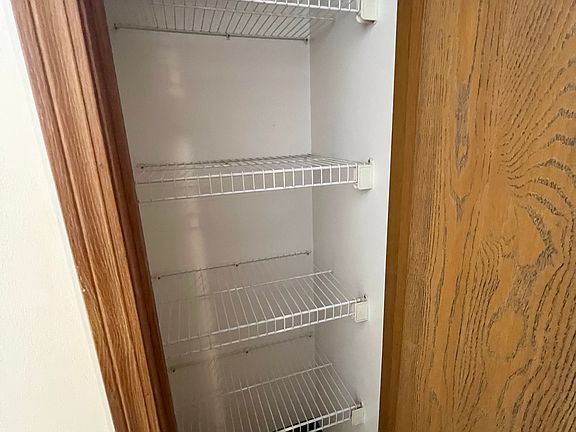 4th image of 617 W Elm St #13