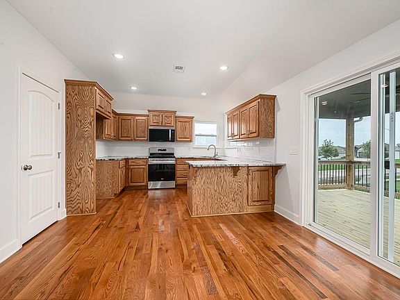4th image of 15624 Sheridan Pl