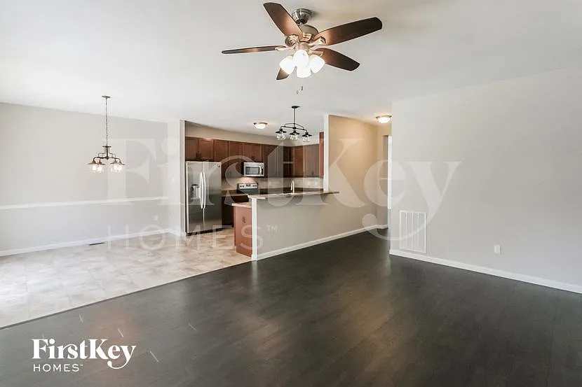 3 bed, 2.0 bath, 2068 sqft, $2,715 — Photo 3