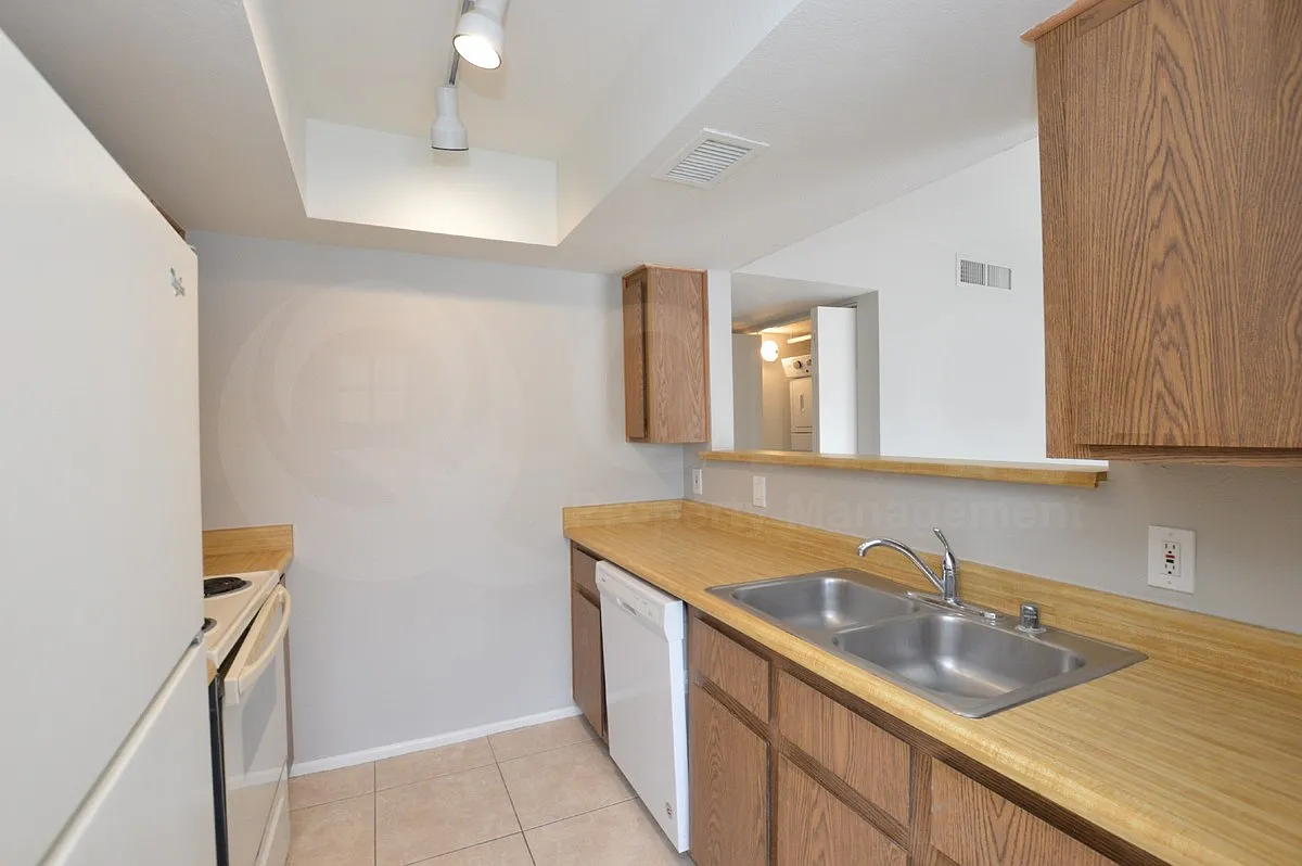 616 S Hardy Dr — Photo 4