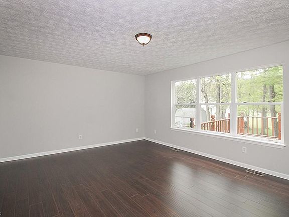 5th image of 8208 Clover Ln