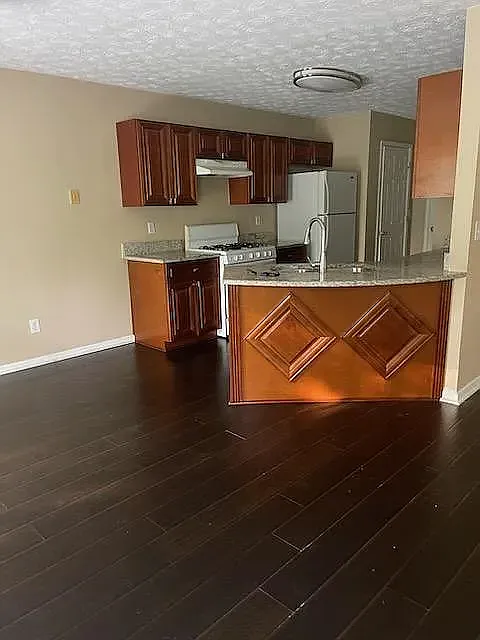 3 bed, 1595 sqft, $2,000 — Photo 3