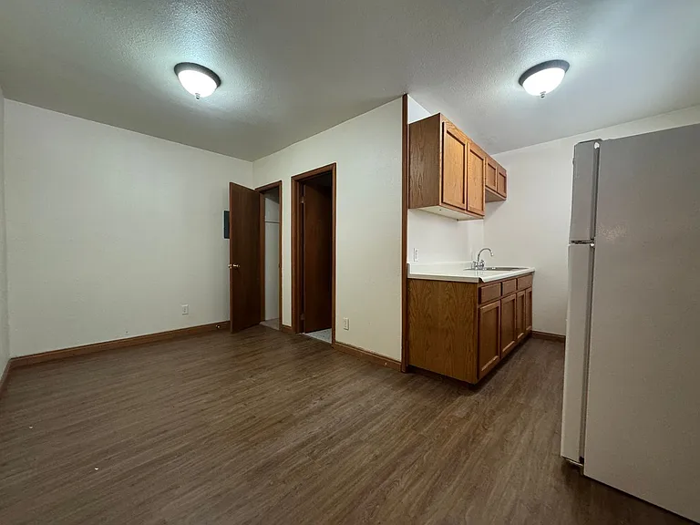 Regis Apartments — Photo 16