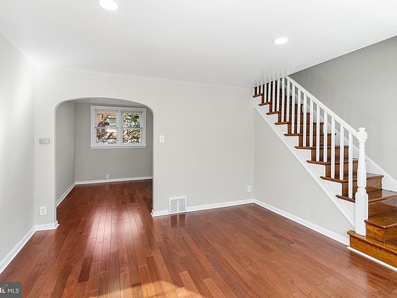 4th image of 621 E Annsbury St