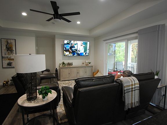 2nd image of 479 W River Park Dr #5