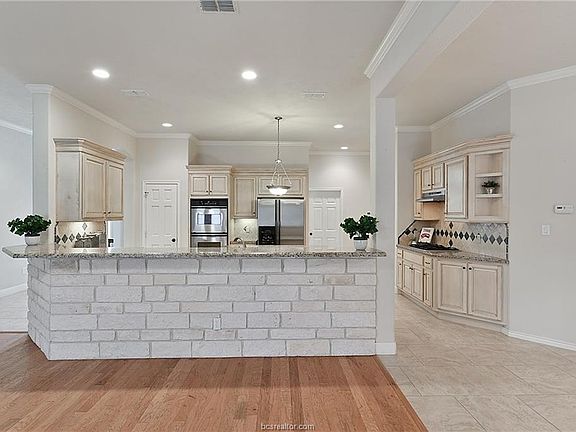 4th image of 5108 Congressional Dr