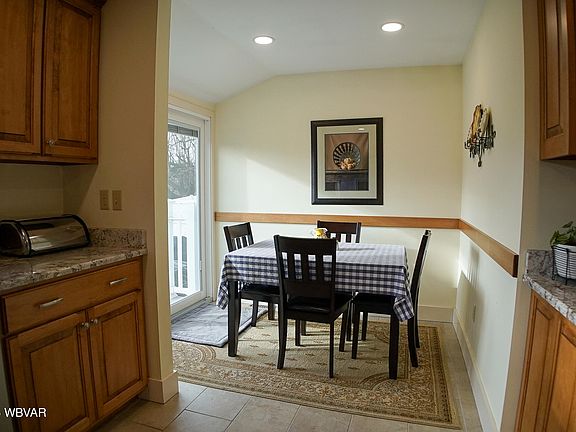 5th image of 1202 N Hillview St