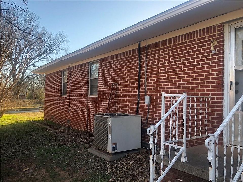 2nd image of 1320 Hillcrest
