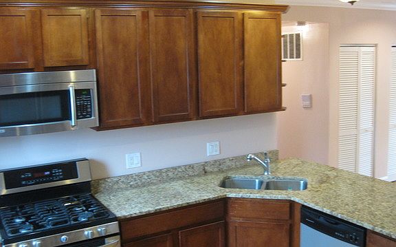 4th image of 2914 W Rosemont Ave #3E