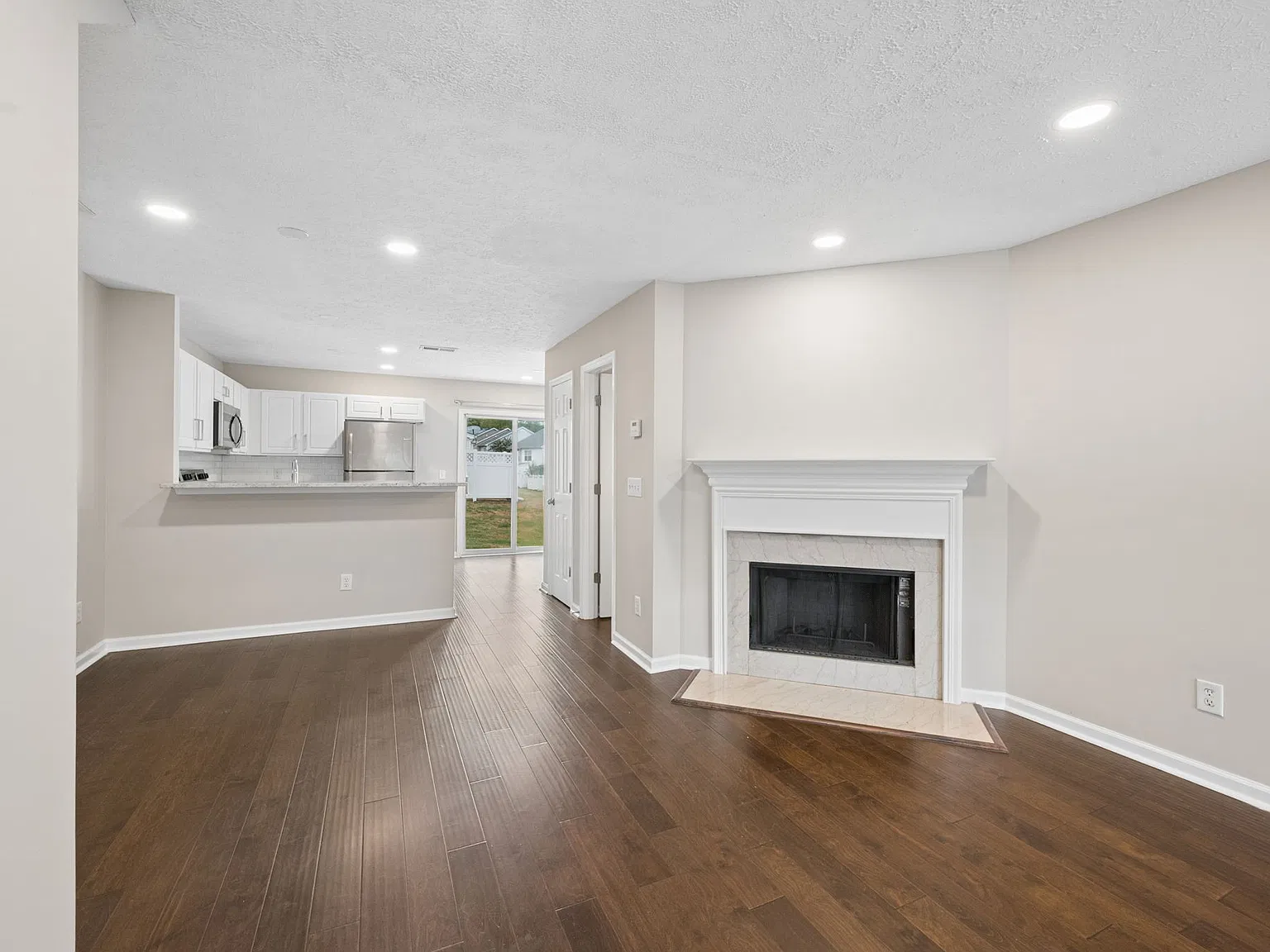 2 bed, 2.5 bath, 1216 sqft, $2,095 — Photo 3