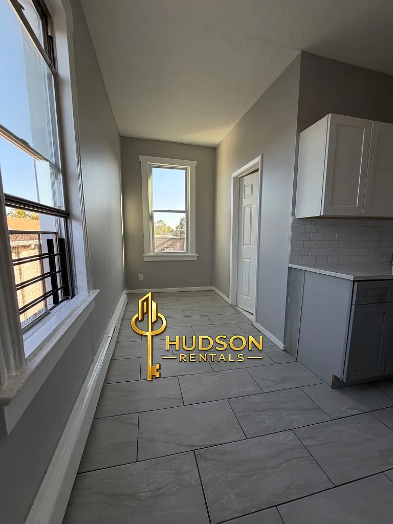 2 bed, 800 sqft, $2,000 — Photo 2