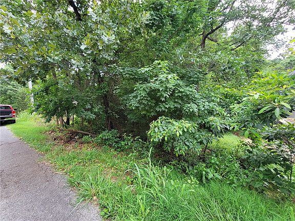 3rd image of 22 Cresswell Ln