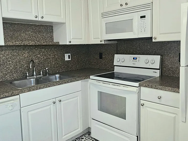 1505 Crescent Cir #B24 — Photo 2