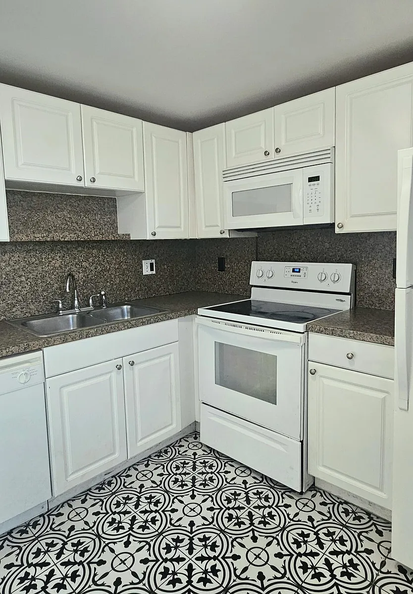 Building Photo - 1505 Crescent Cir #B24