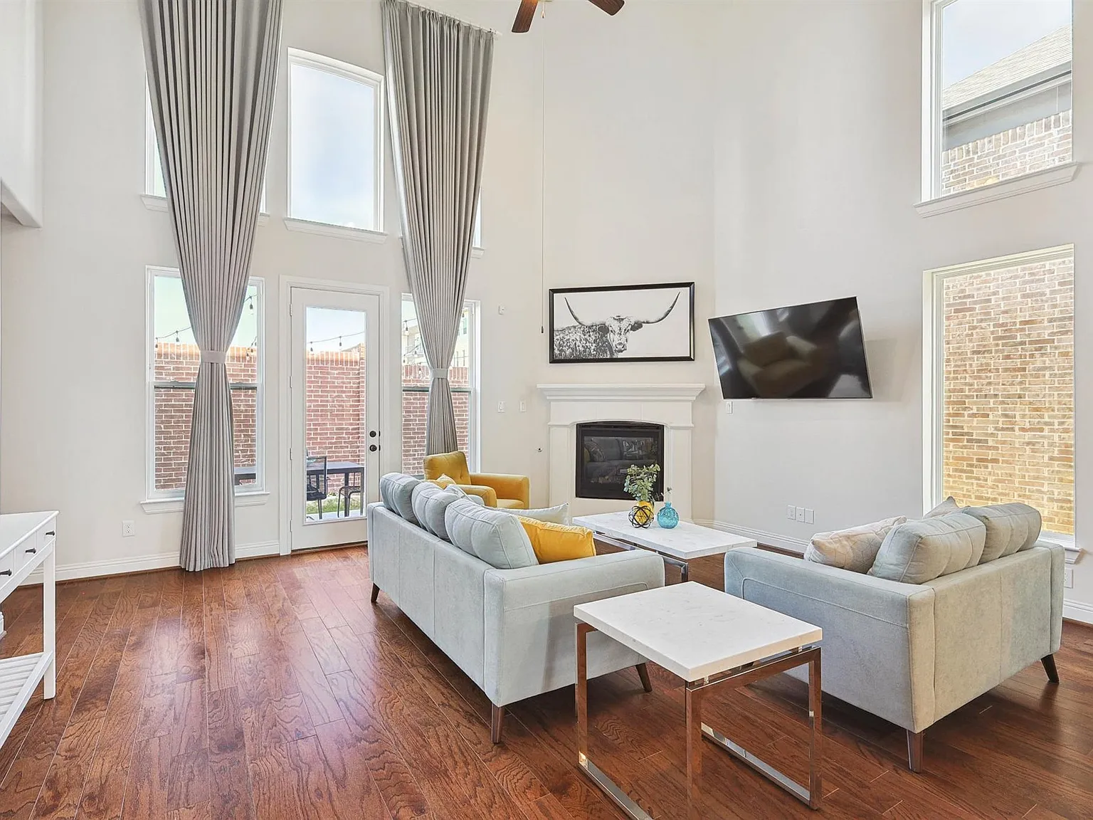 6 bed, 4036 sqft, $8,750 — Photo 3