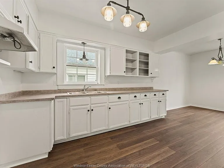 1533 Alexis Rd — Photo 13