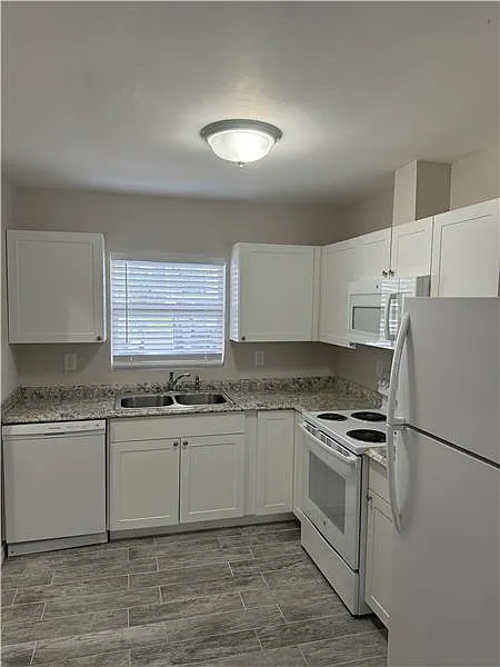 2 bed, 1090 sqft, $1,900 — Photo 2