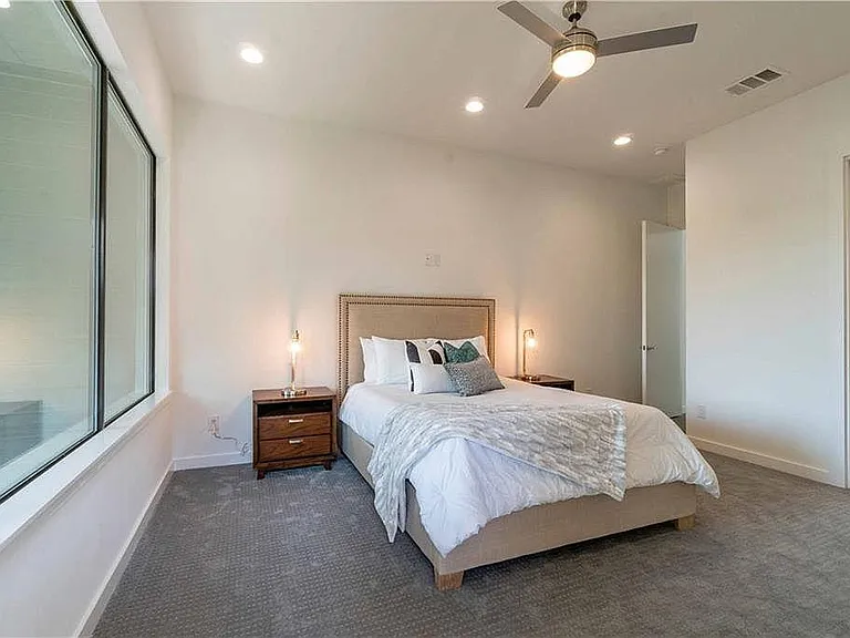 2333 Hondo Ave — Photo 3