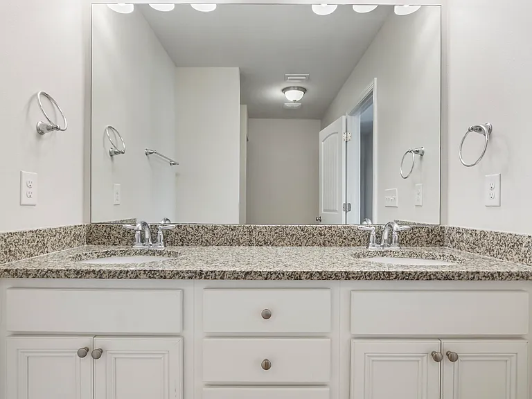 1881 Pointe Dr — Photo 18