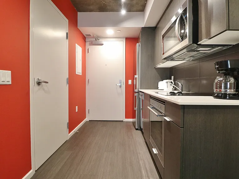 105 Champagne Ave S — Photo 34