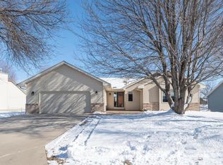 1321 Lake Susan Hills Dr, Chanhassen, MN 55317
