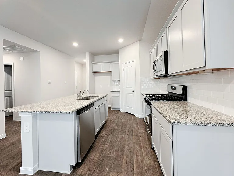1207 Camden Ln — Photo 7