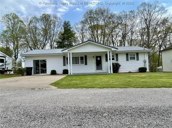 17 Edgewood Ln, Spencer, WV 25276