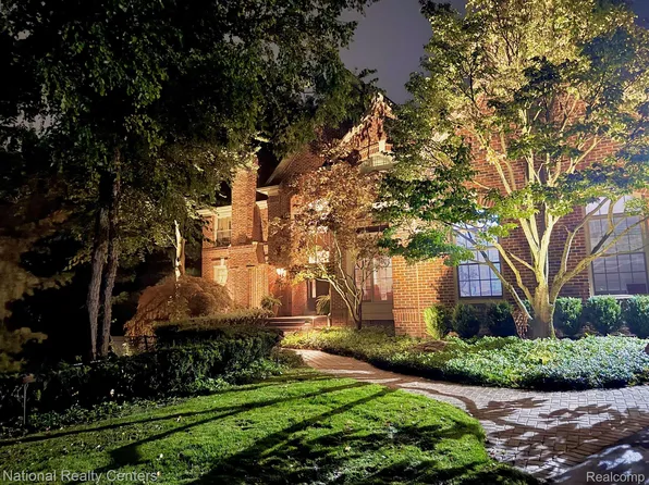 6815 Charing Xing, West Bloomfield, MI 48322