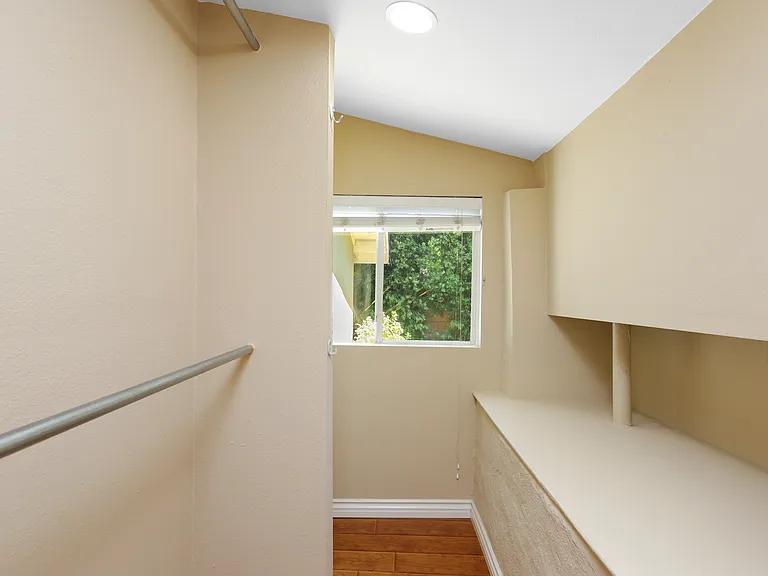 526 N Emerald Dr — Photo 16