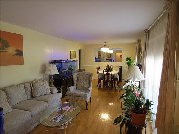 2nd image of 3830 Woodcrest Dr