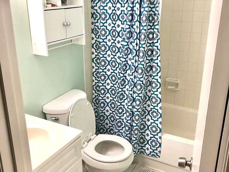 Second full bathroom (upstairs)