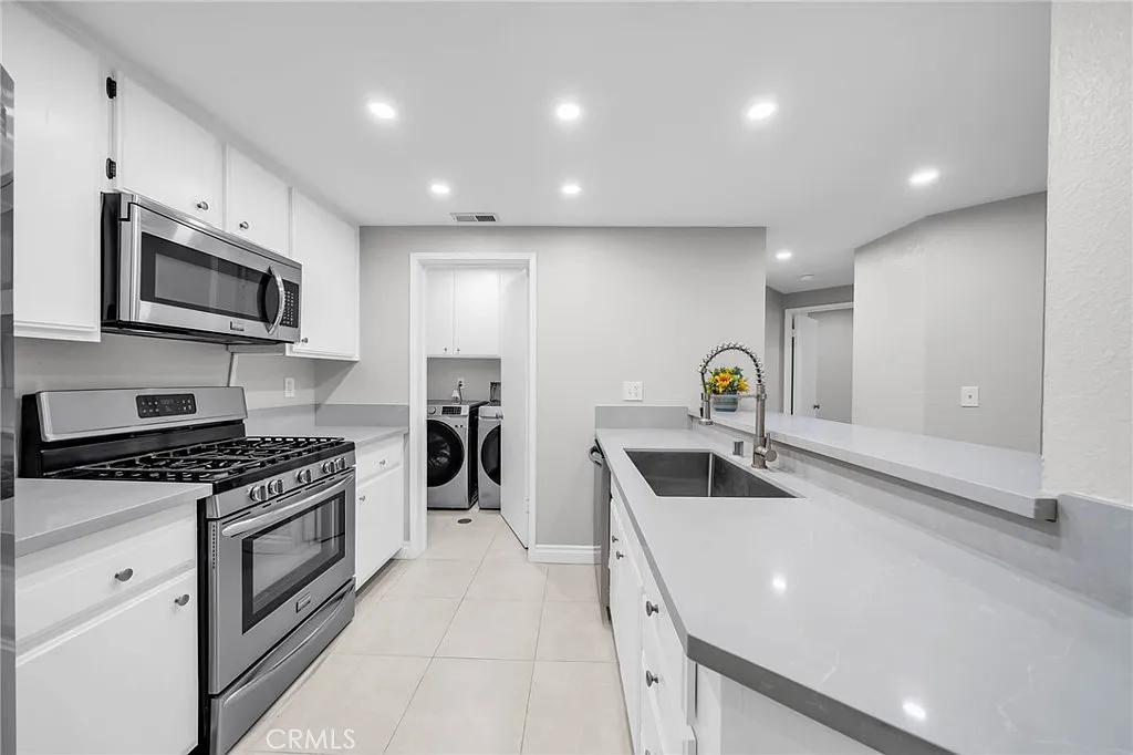 1 bed, 1052 sqft, $3,090 — Photo 3