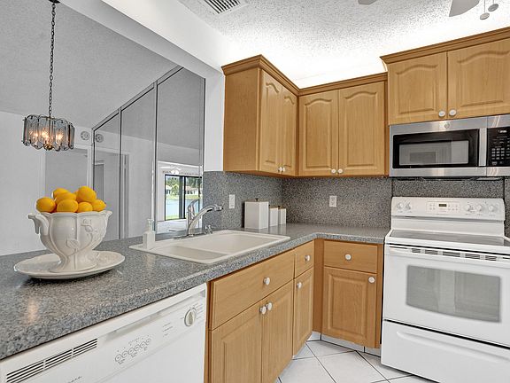5th image of 2129 SW 17TH Circle