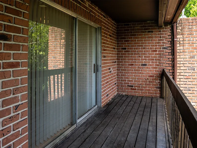 2323 Huntington Green Ct — Photo 3