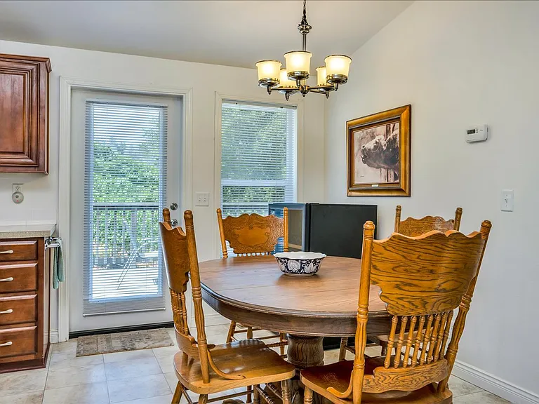 1623 Whitehall Ln — Photo 4