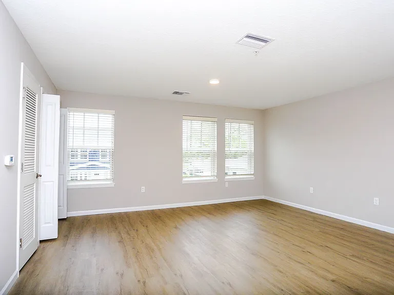 Royal Oak Apartments — Photo 11