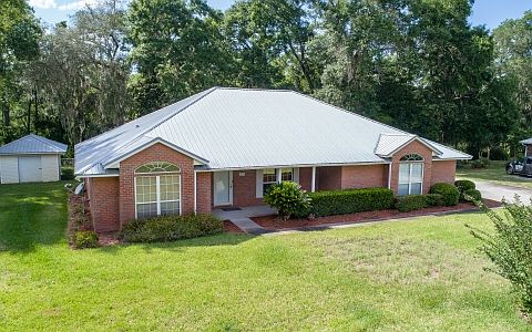 1st image of 521 NW Emerald Lakes Dr