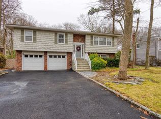 113 Lincoln Dr, Oakdale, NY 11769